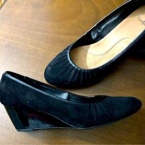 Suede with patent—leather wedge heel!